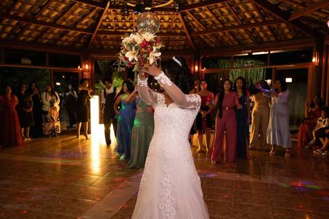 As melhores ideias e inspirações criativas de fotos de casamento registradas por fotógrafos profissionais de eventos da empresa Criativus Foto e Vídeo no Espaço Nelial: Fotos dos noivos na festa'