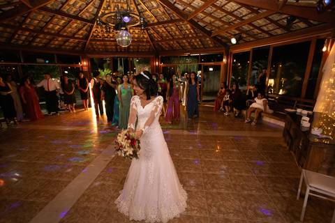 As melhores ideias e inspirações criativas de fotos de casamento registradas por fotógrafos profissionais de eventos da empresa Criativus Foto e Vídeo no Espaço Nelial: Fotos dos noivos na festa'