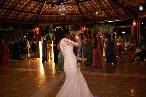 As melhores ideias e inspirações criativas de fotos de casamento registradas por fotógrafos profissionais de eventos da empresa Criativus Foto e Vídeo no Espaço Nelial: Fotos dos noivos na festa'