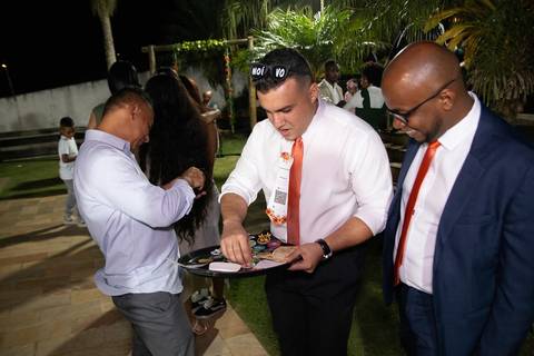 As melhores ideias e inspirações criativas de fotos de casamento registradas por fotógrafos profissionais de eventos da empresa Criativus Foto e Vídeo no Espaço Nelial: Fotos dos noivos na festa'