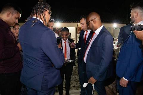 As melhores ideias e inspirações criativas de fotos de casamento registradas por fotógrafos profissionais de eventos da empresa Criativus Foto e Vídeo no Espaço Nelial: Fotos dos noivos na festa'