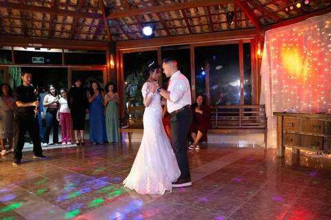 As melhores ideias e inspirações criativas de fotos de casamento registradas por fotógrafos profissionais de eventos da empresa Criativus Foto e Vídeo no Espaço Nelial: Fotos dos noivos na festa'