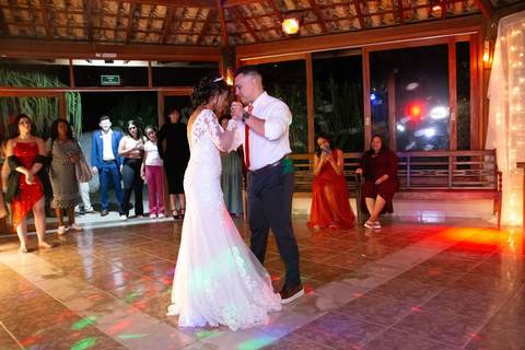 As melhores ideias e inspirações criativas de fotos de casamento registradas por fotógrafos profissionais de eventos da empresa Criativus Foto e Vídeo no Espaço Nelial: Fotos dos noivos na festa'