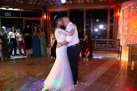 As melhores ideias e inspirações criativas de fotos de casamento registradas por fotógrafos profissionais de eventos da empresa Criativus Foto e Vídeo no Espaço Nelial: Fotos dos noivos na festa'