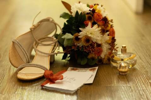 As melhores ideias e inspirações criativas de fotos de casamento registradas por fotógrafos profissionais de eventos da empresa Criativus Foto e Vídeo no salão Janeth Prado Studio de Beleza: Fotos do making of da noiva '