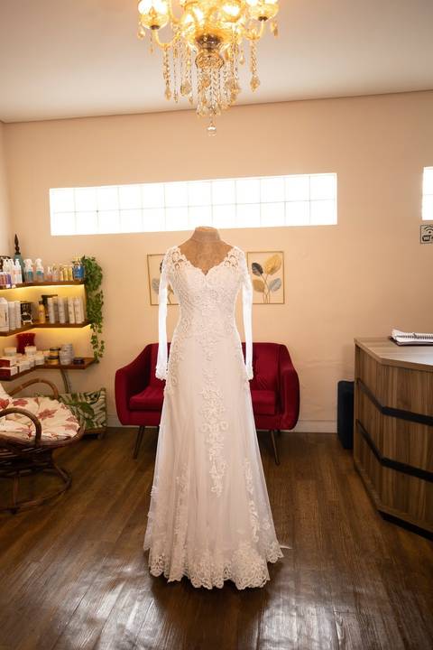 As melhores ideias e inspirações criativas de fotos de casamento registradas por fotógrafos profissionais de eventos da empresa Criativus Foto e Vídeo no salão Janeth Prado Studio de Beleza: Fotos do making of da noiva '