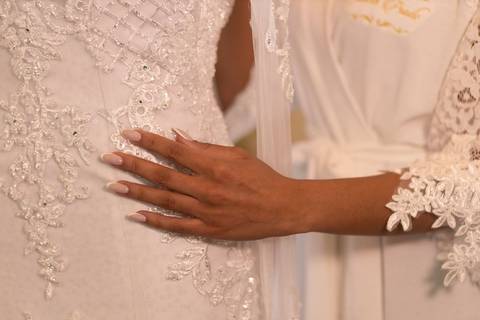 As melhores ideias e inspirações criativas de fotos de casamento registradas por fotógrafos profissionais de eventos da empresa Criativus Foto e Vídeo no salão Janeth Prado Studio de Beleza: Fotos do making of da noiva '