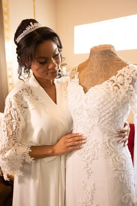 As melhores ideias e inspirações criativas de fotos de casamento registradas por fotógrafos profissionais de eventos da empresa Criativus Foto e Vídeo no salão Janeth Prado Studio de Beleza: Fotos do making of da noiva '