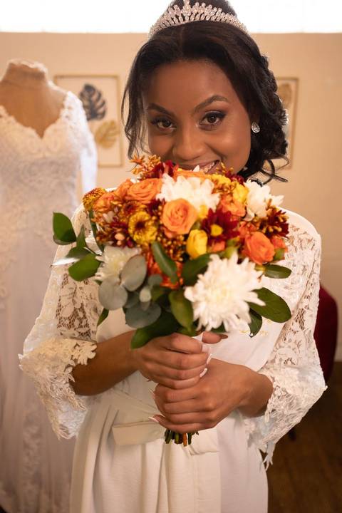 As melhores ideias e inspirações criativas de fotos de casamento registradas por fotógrafos profissionais de eventos da empresa Criativus Foto e Vídeo no salão Janeth Prado Studio de Beleza: Fotos do making of da noiva '