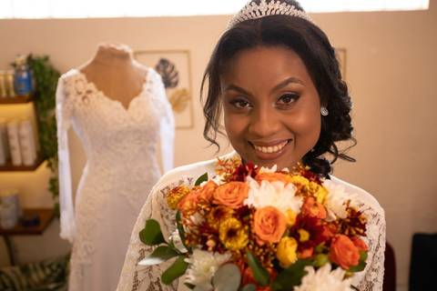 As melhores ideias e inspirações criativas de fotos de casamento registradas por fotógrafos profissionais de eventos da empresa Criativus Foto e Vídeo no salão Janeth Prado Studio de Beleza: Fotos do making of da noiva '
