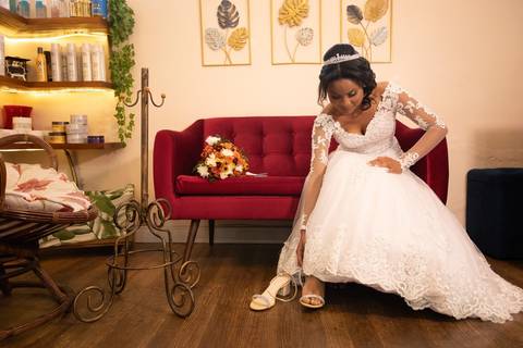 As melhores ideias e inspirações criativas de fotos de casamento registradas por fotógrafos profissionais de eventos da empresa Criativus Foto e Vídeo no salão Janeth Prado Studio de Beleza: Fotos do making of da noiva '