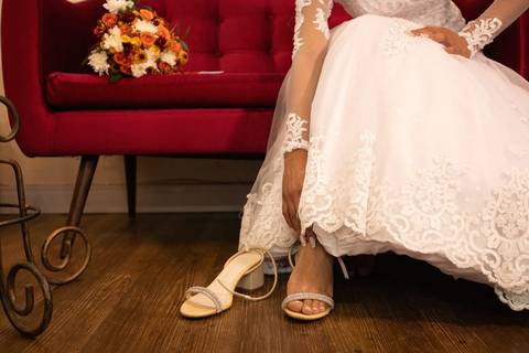 As melhores ideias e inspirações criativas de fotos de casamento registradas por fotógrafos profissionais de eventos da empresa Criativus Foto e Vídeo no salão Janeth Prado Studio de Beleza: Fotos do making of da noiva '