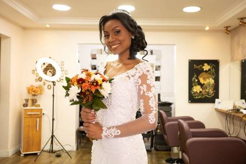 As melhores ideias e inspirações criativas de fotos de casamento registradas por fotógrafos profissionais de eventos da empresa Criativus Foto e Vídeo no salão Janeth Prado Studio de Beleza: Fotos do making of da noiva '