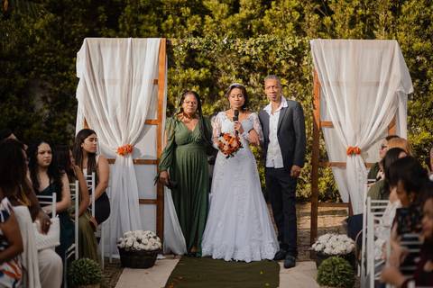 As melhores ideias e inspirações criativas de fotos de casamento registradas por fotógrafos profissionais de eventos da empresa Criativus Foto e Vídeo no Espaço Nelial: Fotos do momento da cerimônia'