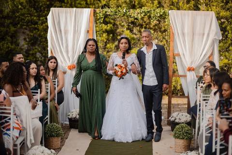 As melhores ideias e inspirações criativas de fotos de casamento registradas por fotógrafos profissionais de eventos da empresa Criativus Foto e Vídeo no Espaço Nelial: Fotos do momento da cerimônia'