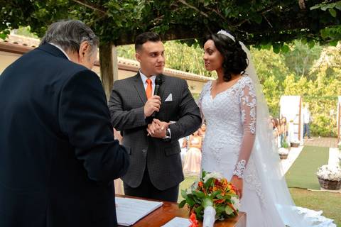 As melhores ideias e inspirações criativas de fotos de casamento registradas por fotógrafos profissionais de eventos da empresa Criativus Foto e Vídeo no Espaço Nelial: Fotos do momento da cerimônia'