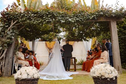 As melhores ideias e inspirações criativas de fotos de casamento registradas por fotógrafos profissionais de eventos da empresa Criativus Foto e Vídeo no Espaço Nelial: Fotos do momento da cerimônia'