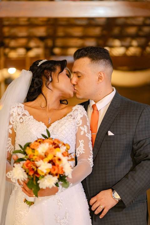 As melhores ideias e inspirações criativas de fotos de casamento registradas por fotógrafos profissionais de eventos da empresa Criativus Foto e Vídeo no Espaço Nelial: Fotos protocolares dos noivos na recepção'