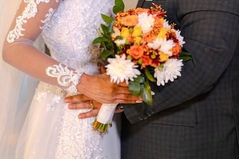 As melhores ideias e inspirações criativas de fotos de casamento registradas por fotógrafos profissionais de eventos da empresa Criativus Foto e Vídeo no Espaço Nelial: Fotos protocolares dos noivos na recepção'