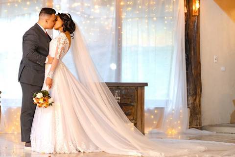 As melhores ideias e inspirações criativas de fotos de casamento registradas por fotógrafos profissionais de eventos da empresa Criativus Foto e Vídeo no Espaço Nelial: Fotos protocolares dos noivos na recepção'