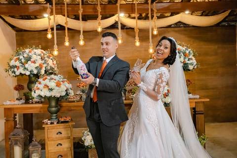 As melhores ideias e inspirações criativas de fotos de casamento registradas por fotógrafos profissionais de eventos da empresa Criativus Foto e Vídeo no Espaço Nelial: Fotos protocolares dos noivos na recepção'