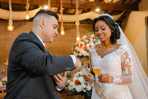 As melhores ideias e inspirações criativas de fotos de casamento registradas por fotógrafos profissionais de eventos da empresa Criativus Foto e Vídeo no Espaço Nelial: Fotos protocolares dos noivos na recepção'