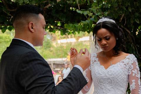 As melhores ideias e inspirações criativas de fotos de casamento registradas por fotógrafos profissionais de eventos da empresa Criativus Foto e Vídeo no Espaço Nelial: Fotos do momento da cerimônia'