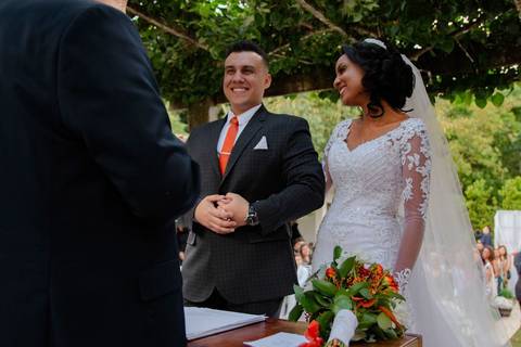 As melhores ideias e inspirações criativas de fotos de casamento registradas por fotógrafos profissionais de eventos da empresa Criativus Foto e Vídeo no Espaço Nelial: Fotos do momento da cerimônia'