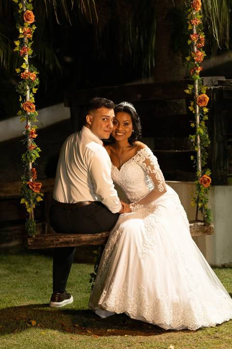 As melhores ideias e inspirações criativas de fotos de casamento registradas por fotógrafos profissionais de eventos da empresa Criativus Foto e Vídeo no Espaço Nelial: Fotos protocolares dos noivos na recepção'