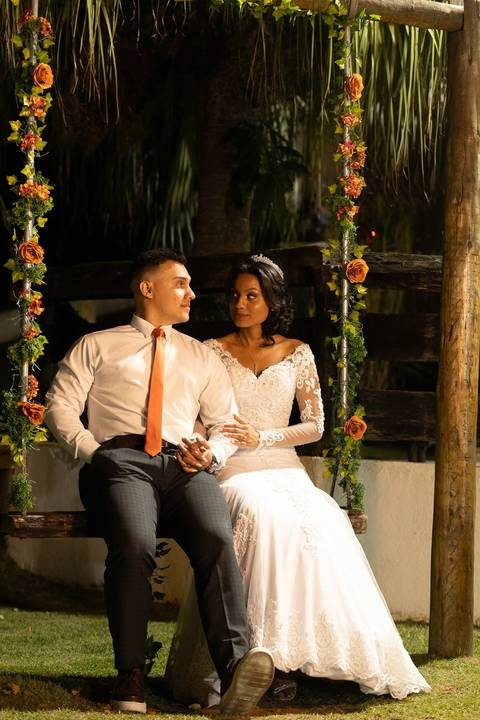 As melhores ideias e inspirações criativas de fotos de casamento registradas por fotógrafos profissionais de eventos da empresa Criativus Foto e Vídeo no Espaço Nelial: Fotos protocolares dos noivos na recepção'