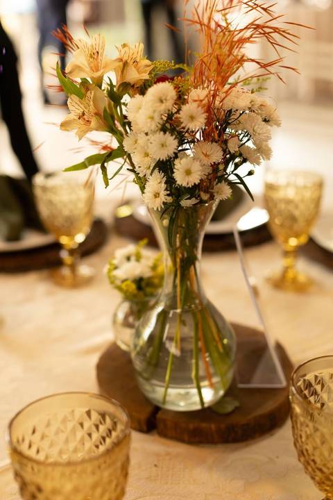 As melhores ideias e inspirações criativas de fotos de casamento registradas por fotógrafos profissionais de eventos da empresa Criativus Foto e Vídeo na Chácara Caminho de Luz: Fotos da decoração da festa'