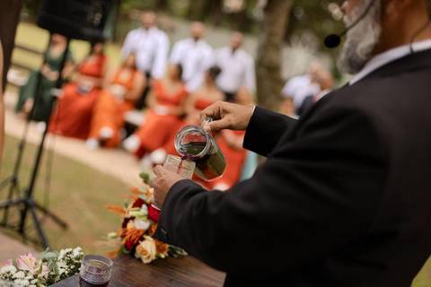 As melhores ideias e inspirações criativas de fotos de casamento registradas por fotógrafos profissionais de eventos da empresa Criativus Foto e Vídeo na Chácara Caminho de Luz: Fotos do momento da cerimônia'