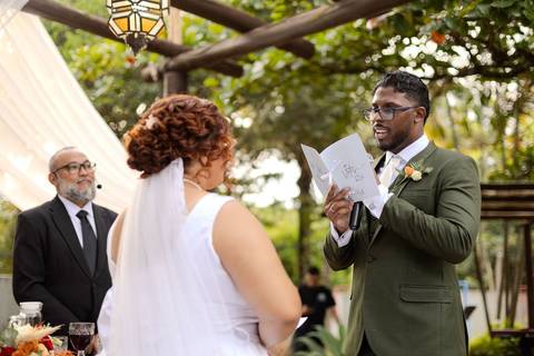 As melhores ideias e inspirações criativas de fotos de casamento registradas por fotógrafos profissionais de eventos da empresa Criativus Foto e Vídeo na Chácara Caminho de Luz: Fotos do momento da cerimônia'