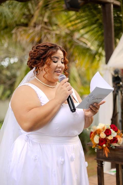 As melhores ideias e inspirações criativas de fotos de casamento registradas por fotógrafos profissionais de eventos da empresa Criativus Foto e Vídeo na Chácara Caminho de Luz: Fotos do momento da cerimônia'