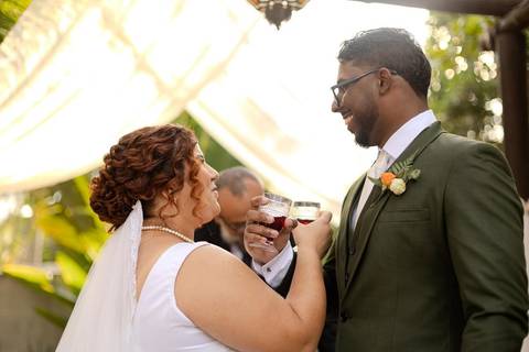 As melhores ideias e inspirações criativas de fotos de casamento registradas por fotógrafos profissionais de eventos da empresa Criativus Foto e Vídeo na Chácara Caminho de Luz: Fotos do momento da cerimônia'