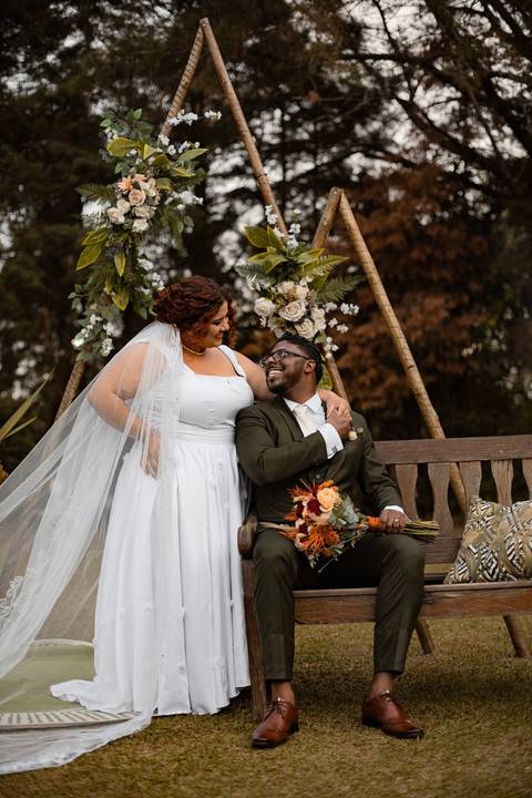 As melhores ideias e inspirações criativas de fotos de casamento registradas por fotógrafos profissionais de eventos da empresa Criativus Foto e Vídeo na Chácara Caminho de Luz: Fotos protocolares dos noivos'