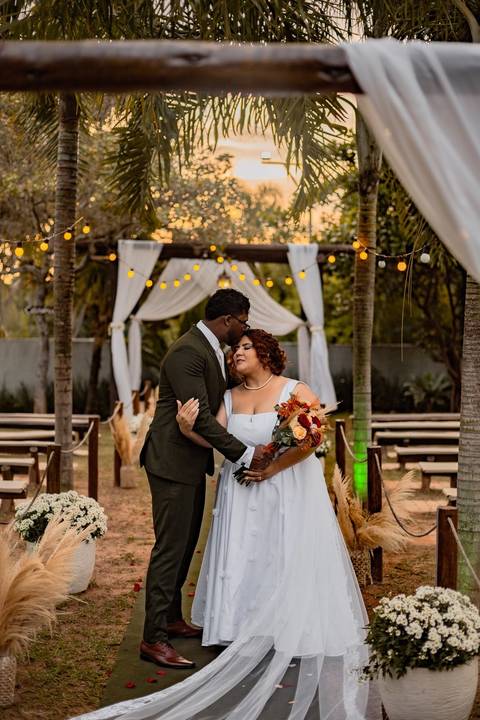 As melhores ideias e inspirações criativas de fotos de casamento registradas por fotógrafos profissionais de eventos da empresa Criativus Foto e Vídeo na Chácara Caminho de Luz: Fotos protocolares dos noivos na cerimônia'