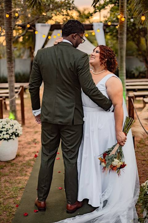 As melhores ideias e inspirações criativas de fotos de casamento registradas por fotógrafos profissionais de eventos da empresa Criativus Foto e Vídeo na Chácara Caminho de Luz: Fotos protocolares dos noivos na cerimônia'