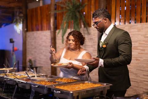 As melhores ideias e inspirações criativas de fotos de casamento registradas por fotógrafos profissionais de eventos da empresa Criativus Foto e Vídeo na Chácara Caminho de Luz: Fotos dos noivos na festa'