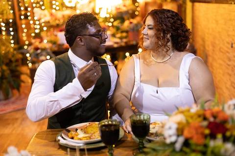 As melhores ideias e inspirações criativas de fotos de casamento registradas por fotógrafos profissionais de eventos da empresa Criativus Foto e Vídeo na Chácara Caminho de Luz: Fotos dos noivos na festa'