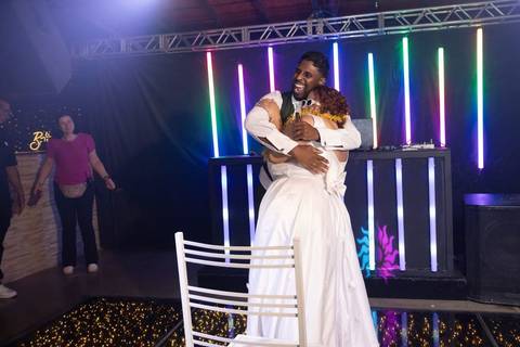 As melhores ideias e inspirações criativas de fotos de casamento registradas por fotógrafos profissionais de eventos da empresa Criativus Foto e Vídeo na Chácara Caminho de Luz: Fotos dos noivos na festa'