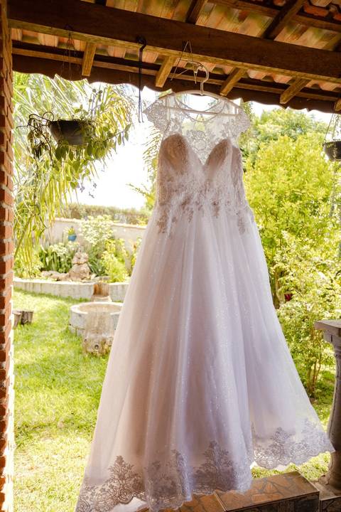 As melhores ideias e inspirações criativas de fotos de casamento registradas por fotógrafos profissionais de eventos da empresa Criativus Foto e Vídeo na Chácara Recanto Garrotxa: Fotos do Making of da noiva '