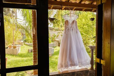 As melhores ideias e inspirações criativas de fotos de casamento registradas por fotógrafos profissionais de eventos da empresa Criativus Foto e Vídeo na Chácara Recanto Garrotxa: Fotos do Making of da noiva '