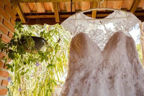 As melhores ideias e inspirações criativas de fotos de casamento registradas por fotógrafos profissionais de eventos da empresa Criativus Foto e Vídeo na Chácara Recanto Garrotxa: Fotos do Making of da noiva '