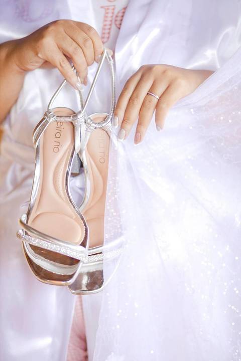 As melhores ideias e inspirações criativas de fotos de casamento registradas por fotógrafos profissionais de eventos da empresa Criativus Foto e Vídeo na Chácara Recanto Garrotxa: Fotos do Making of da noiva '