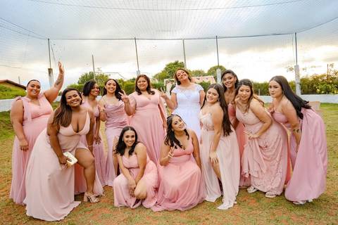 As melhores ideias e inspirações criativas de fotos de casamento registradas por fotógrafos profissionais de eventos da empresa Criativus Foto e Vídeo na Chácara Recanto Garrotxa: Fotos da noiva com as madrinhas'