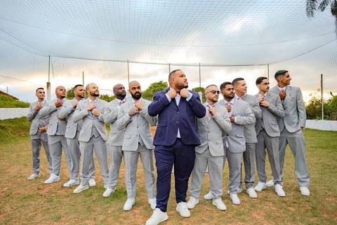As melhores ideias e inspirações criativas de fotos de casamento registradas por fotógrafos profissionais de eventos da empresa Criativus Foto e Vídeo na Chácara Recanto Garrotxa: Fotos do noivo com os padrinhos'