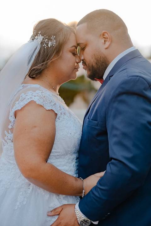 As melhores ideias e inspirações criativas de fotos de casamento registradas por fotógrafos profissionais de eventos da empresa Criativus Foto e Vídeo na Chácara Recanto Garrotxa: Fotos protocolares dos noivos na cerimônia'