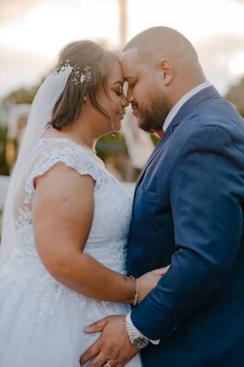 As melhores ideias e inspirações criativas de fotos de casamento registradas por fotógrafos profissionais de eventos da empresa Criativus Foto e Vídeo na Chácara Recanto Garrotxa: Fotos protocolares dos noivos na cerimônia'