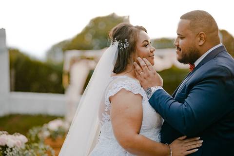 As melhores ideias e inspirações criativas de fotos de casamento registradas por fotógrafos profissionais de eventos da empresa Criativus Foto e Vídeo na Chácara Recanto Garrotxa: Fotos protocolares dos noivos na cerimônia'
